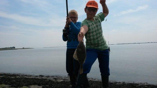 Joost, met de kids, aan de Westerschelde