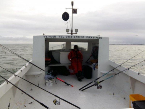 Nico, met vrienden, vissen aan Colijnsplaat