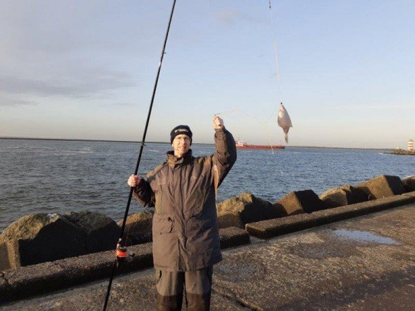 Stefan en Matthijs, vissen aan de Noordpier