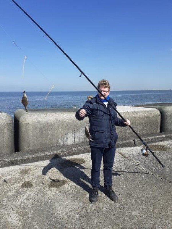 Stefan en Matthijs, vissen aan de Noordpier